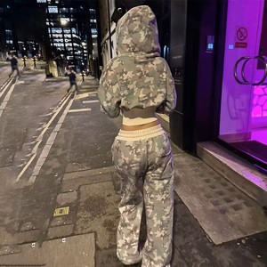 ชุดกีฬา2ชิ้นชุดครอปมีซิปสำหรับผู้หญิงเซตเสื้อครอปมีฮู้ดปักลายตัวอักษรลายพรางไซส์ใหญ่พิเศษโลโก้ออกแบบได้ตามต้องการ - Product Image 1