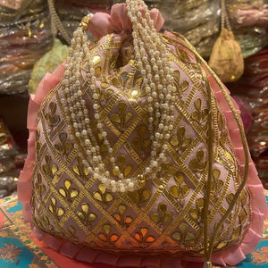 Sac potli indien marron brodé à la main pour femmes Gota Patti Work Potli Sacs à prix d'usine fabricant indien - Product Image 1