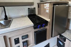 Camioneta Camper con Techo Elevable, Caravana con Baño y Cocina en Venta - Product Image 3