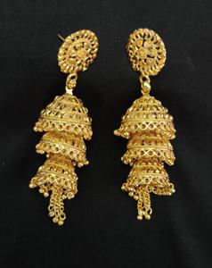 Boucles d'oreilles nouvellement arrivées serties de boucles d'oreilles Jhumka plaquées or 22CT de conception traditionnelle bijoux pour femmes portées par les exportateurs - Product Image 2