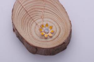 Collier pendentif en émail avec motif floral mignon et pierre centrale cultivée en laboratoire en or jaune/rose/blanc 14 carats - Product Image 4