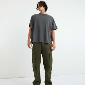 เสื้อยืดผ้าฝ้าย100% ไซส์ใหญ่พิเศษสำหรับผู้ชายดีไซน์พื้นสีพื้นมีโลโก้ทรงหลวมและไหล่ตก - Product Image 6