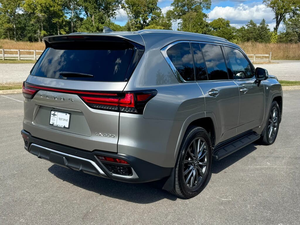 Lexus LX 600 ปี 2024 มือสอง สภาพดี พวงมาลัยซ้าย ล้อแม็ก R20 เบาะหนังสีเข้ม SUV เกียร์อัตโนมัติ กล้องมองหลัง - Product Image 2