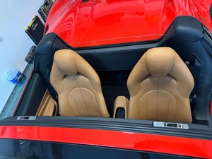 Ferrari F8 Spider Cabriolet 2022, intérieur cuir clair, turbo, propulsion arrière, régulateur de vitesse adaptatif, jantes en alliage d'aluminium de 18 pouces, certifié, peu utilisé, pièces d'origine. - Product Image 4