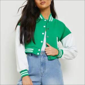 Vestes universitaires Letterman Green Crop & Short Style avec logos personnalisés et couleurs de la veste universitaire pour femme - Product Image 4