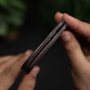 กระเป๋าสตางค์หนังพับสองตอน รุ่นคลาสสิค หมายเลข 77 พร้อมระบบป้องกัน RFID ผลิตด้วยมือในประเทศปากีสถาน (สีแดงเบอร์กันดีและสีน้ำเงิน) - Product Image 3