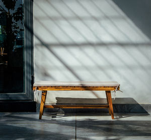 Banco de madera de acacia Premium para interiores modernos y espacios al aire libre Banco de patio de alta calidad para uso en parques - Product Image 5