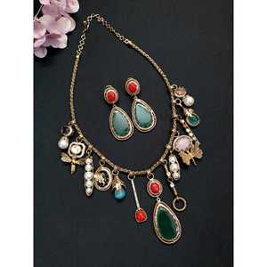 Ensemble de collier en pierre verte émeraude de luxe inspiré de Sabyasachi, plaqué or, pour les occasions de mariage ou de bijoux fins - Product Image 4