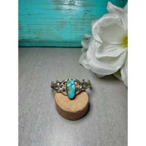Bracelet manchette artisanal Navajo en turquoise de Kingman et argent sterling avec motif œil d'oiseau, bijou culturel de collection - Product Image 1
