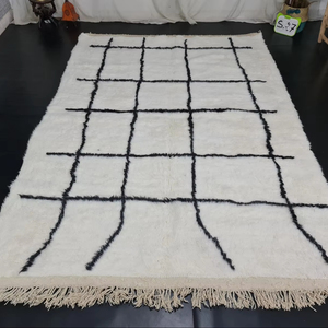 Tapis Beni Ourain fait main de haute qualité personnalisé blanc noir laine berbère fabuleux tapis marocain à grille avec motif abstrait - Product Image 1