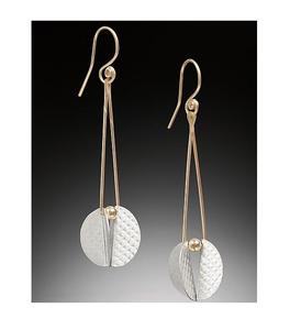 Boucles d'oreilles pendantes en métal avec motifs gravés et style vintage, parfaites pour les tenues traditionnelles et inspirées. - Product Image 2