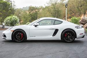 Porsche 718 Cayman GTS 2022, Bajo Kilometraje, Listo para Entrega, Caja de Cambios Automática, Volante a la Izquierda, Cuero Oscuro, R18 Van - Product Image 2