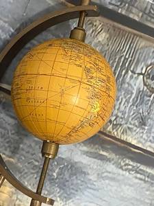 Laiton et bois écologique Art déco Globe carte du monde nautique fait à la main décor de maison ou de bureau - Product Image 3