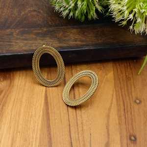 Pendientes redondos de latón texturizado, elegantes y ligeros, joyería vintage dorada y plateada para ella - Product Image 1