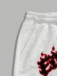 กางเกงขาสั้นผู้ชายผ้าฝ้าย 100% สไตล์ลำลอง ฟอกสีแบบแอซิดวอช ประดับคริสตัล แต่งยับย่น สีซีดแบบซันเฟด ดีไซน์แฟชั่นสั่งทำพิเศษ ขายส่ง - Product Image 3