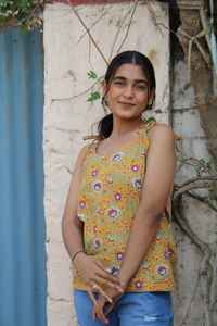 Hecho a medida en tela base granate y tops sin mangas de algodón con estampado de bloques de motivos abstractos ideales para tiendas de ropa de mujer. - Product Image 6