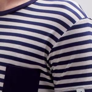 Camiseta de Algodón 100% con Rayas Azules, Estilo Casual, Tejido Jersey de 220 Gramos, Tinte Liso, Cuello Redondo, Corte Regular - Product Image 3