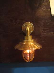 Lampe d'allée en laiton vintage avec abat-jour en laiton restauré remis à neuf et recâblé l'article de lampe de conception industrielle nautique - Product Image 2