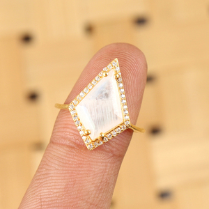 แหวนรูปทรงเพชรประดับมูนสโตนสีชมพูพร้อมคริสตัลฮาโลสีทอง – แหวนค็อกเทลดีไซน์หรูหราสำหรับผู้หญิง - Product Image 1