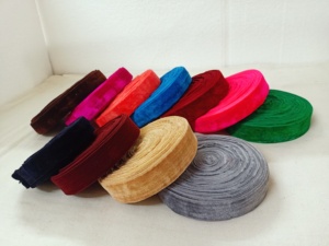 Rubans en tissu de velours faits sur mesure disponibles en plusieurs couleurs de 0.5 et 1 pouce de largeur avec des bords bien finis. - Product Image 4