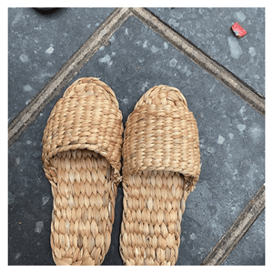 Pantoufles en jacinthe d'eau, tissage naturel en jacinthe d'eau avec doublure en coton doux pour les spas, les hôtels, les pantoufles d'intérieur, Vietnam - Product Image 1