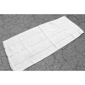 พรมขนสัตว์ตุรกีขนาดเล็ก 2.5x5.8 ฟุต (75x178 ซม.) สีขาววินเทจลายปะติดปะต่อ พร้อมแผ่นรองยางลาเท็กซ์ - Product Image 2