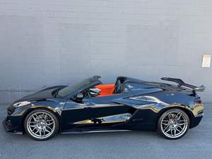 Corvette Z06 Convertible 3LZ 2025 ~4,300 Millas, Motor V8 LT6 de 670 hp, Paquetes de Apariencia Aerodinámica y del Motor en Carbono, Interior Habanero - Product Image 3