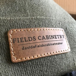 Gorro de Invierno Personalizado 2025 con Parche de Cuero, AÑADE TU LOGOTIPO, Gorros para Empleados de Empresa - Product Image 5