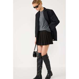 เสื้อยืดคอกลมแขนสั้นทรงปกติผ้าฝ้าย 100% สีชาร์โคล - Product Image 4