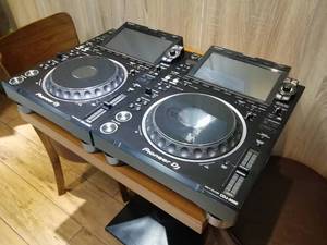 Une paire de platines Pioneer <span class=keywords><strong>CDJ3000</strong></span> d'occasion avec écrans tactiles de 9 pouces, prise en charge des clés USB, des cartes SD et du mode vinyle. - Product Image 1