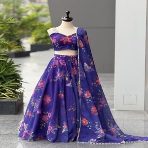 Conjunto de Lehenga VASTRA COTTAGE de Seda Organza Pura con Estampado Digital, Blusa Acolchada con Vuelo y Dupatta con Borde de Encaje con Perlas - Product Image 1