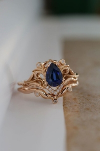 Anillos finos hechos a mano inspirados en la naturaleza-Anillo de hoja de zafiro azul en forma de pera de oro rosa sólido de 10K con banda de moissanita curvada en V - Product Image 3