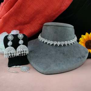 Serti de diamants américains avec Maang Tikka Design complexe Brilliance Of Real Diamonds Accessoire pour mariages, occasions festives - Product Image 2