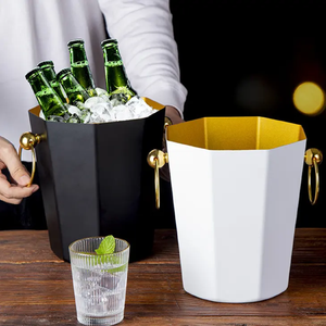 Cubo de hielo clásico de metal galvanizado con un diseño espacioso para enfriar botellas de cerveza, latas de refrescos y cócteles - Product Image 4