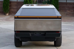 Excellent camion d'occasion 2024 Cy.b e.rr tr uc k Foundation Series Limited Edition, modèle 600 ch, faible kilométrage, aucun problème mécanique, prêt à rouler - Product Image 3