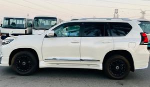 YOTA PRADO GCC 2022 d'occasion, berline 2020, transmission intégrale, sièges en cuir, éclairage halogène, caméra 360°, toit ouvrant panoramique, écran tactile - Product Image 5