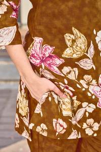 Ensemble coordonné en coton premium pour femmes |   Ensemble haut et pantalon imprimé à col en V et coupe trapèze, fait main |   Vêtements festifs indiens - Product Image 4