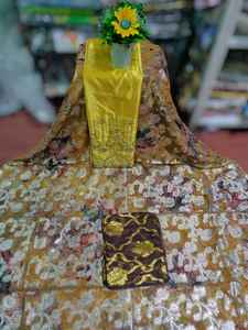 Vestido Somalí de Tela de Chifón Ligera con Patrón Geométrico de Lentejuelas Plateadas, Jacquard Fransawi Dirac, Tradición Atemporal y Lujosa - Product Image 6