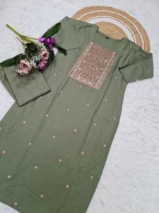 Ensemble Kurti 2 pièces de créateur avec broderie élégante et paillettes, parfait pour les fêtes de mariage, les fêtes et les tenues traditionnelles. - Product Image 5