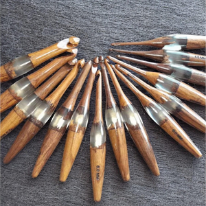 Crochet en bois et résine fait main de luxe |   Aiguille à crocheter à finition lisse et manche ergonomique pour usage professionnel et débutant - Product Image 1