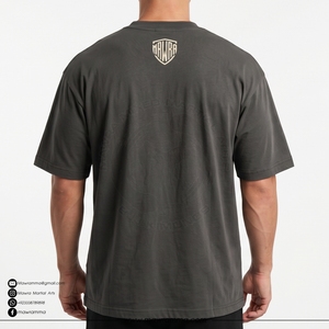 เสื้อยืดแขนสั้นผู้ชายสีเทาเข้มทรงปกติ ผ้าเจอร์ซีย์คอตตอน 100% พิมพ์ลาย คอกลม สไตล์ลำลอง มีโลโก้ด้านหลัง (OEM) - Product Image 2