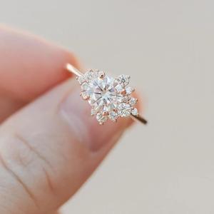 Anillo de Compromiso con Halo de Diamantes Cultivados en Laboratorio de 1.50 CTW, Corte Redondo, Oro Sólido de 14K, Oro Rosa, Joyería Fina para Novia, Hecho en EE. UU. - Product Image 1