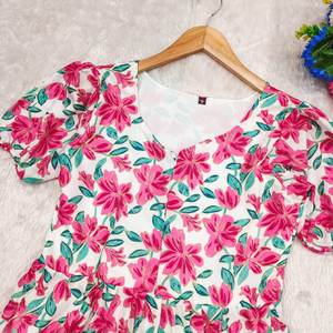 Hermoso vestido de verano con hermosos estampados de tela pura y rica - Product Image 1