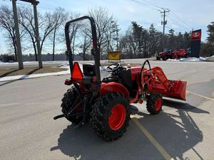 Tractor Kubota LX2610 4x4 Equipado con Cargador Frontal, Ideal para Tareas Agrícolas, Desbroce de Terrenos y Manipulación de Materiales - Product Image 4