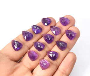 Lote de 29 Piezas de Amatista Natural con Corte Triangular en Forma de Rosa Facetada de 141.50 Quilates - Product Image 5