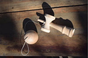 Juguete Kendama de Madera Maciza para Juego de Habilidad Interactivo, Estructura Tradicional de Copa y Bola, Origen Vietnam - Product Image 2