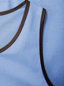 Débardeur de fitness pour homme sur mesure, respirant, séchage rapide, 100 % polyester, col en V, design sportif, fabriqué à la main au Pakistan 2026 - Product Image 4