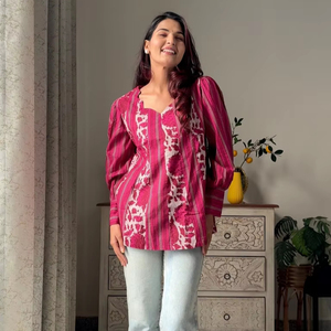Top imprimé floral moderne à la main pour fête ethnique indienne pour les femmes Chemises en coton stylisées à la conception de blocs Tuniques Chemisier naturel - Product Image 1