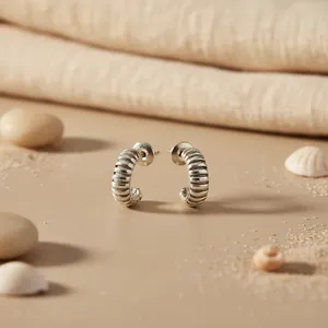 Boucles d'oreilles Huggie en argent plaqué argent 925 avec design géométrique torsadé, style tendance, bijoux pour femmes pour un anniversaire - Product Image 2