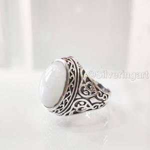 แหวนเงินแท้ 925 สำหรับผู้ชาย ขายส่ง แหวนพลอยมูนสโตนสีน้ำเงินธรรมชาติ ประกายไฟรุ้ง  หินประจำเดือนเกิดเดือนมิถุนายน เครื่องประดับสไตล์อาหรับตะวันออก - Product Image 2